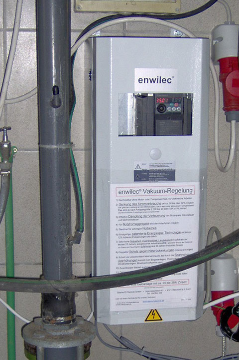 Die enwilec Frequenzregelung wird an der bestehenden Vakuumpumpe der Melkanlage nachgerüstet