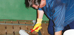 Gleichmäßig mit einer hochflorigen Walze 500 g/m2 im Kreuzstreichverfahren aufbringen. Gleichmäßig mit einer hochflorigen Walze 500 g/m2 im Kreuzstreichverfahren aufbringen.