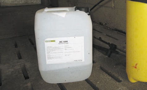Feuchte Fläche mit AC 600 einsprühen (100-150g/m2). 15-20 Min. einwirken lassen. Mit klarem Wasser abspülen. Feuchte Fläche mit AC 600 einsprühen (100-150g/m2). 15-20 Min. einwirken lassen. Mit klarem Wasser abspülen.